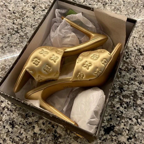 Metallic Gold Heels ✨ - Picture 4 of 6